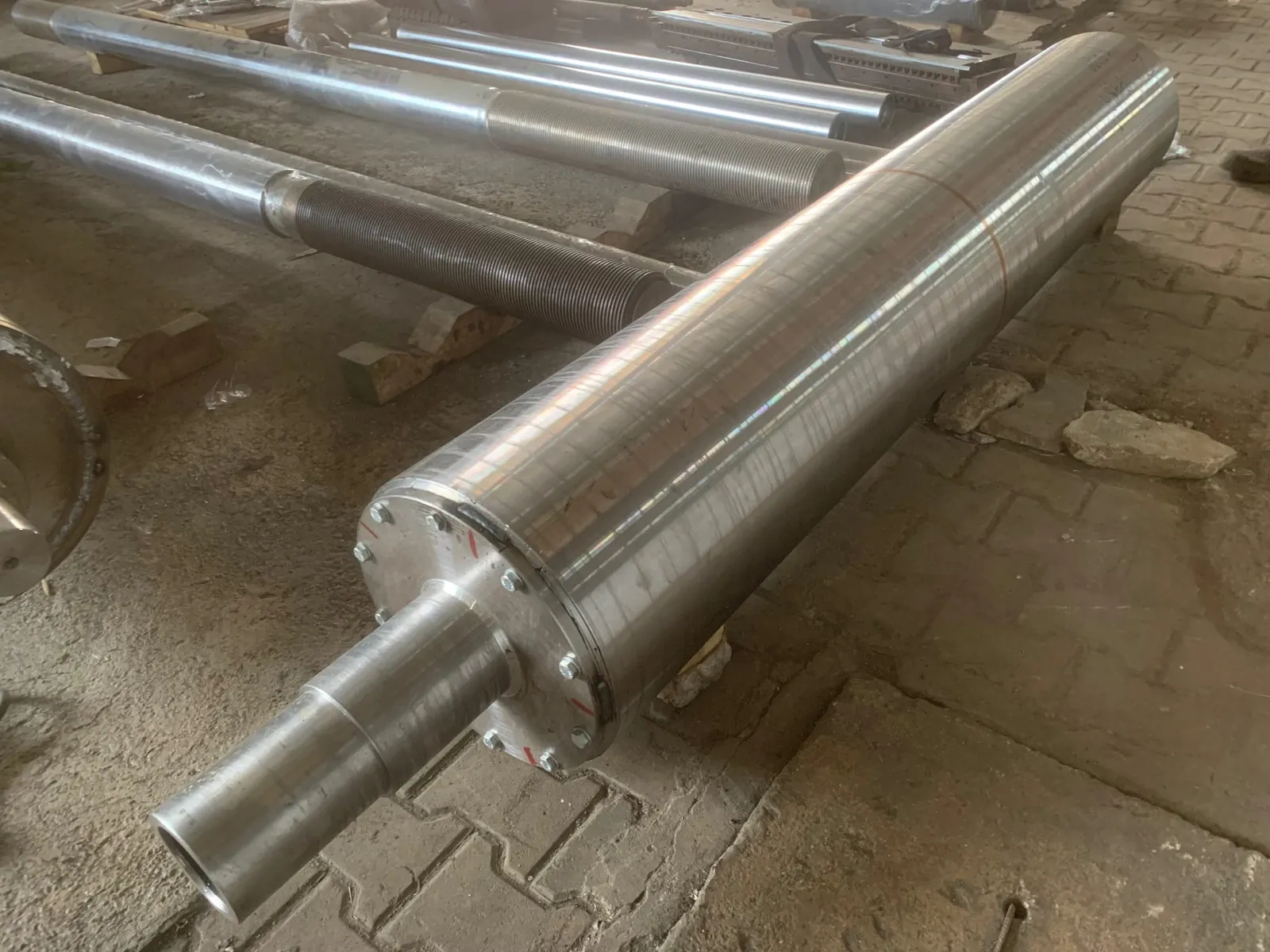 Steel drum roll with bolted end disc and turned shaft