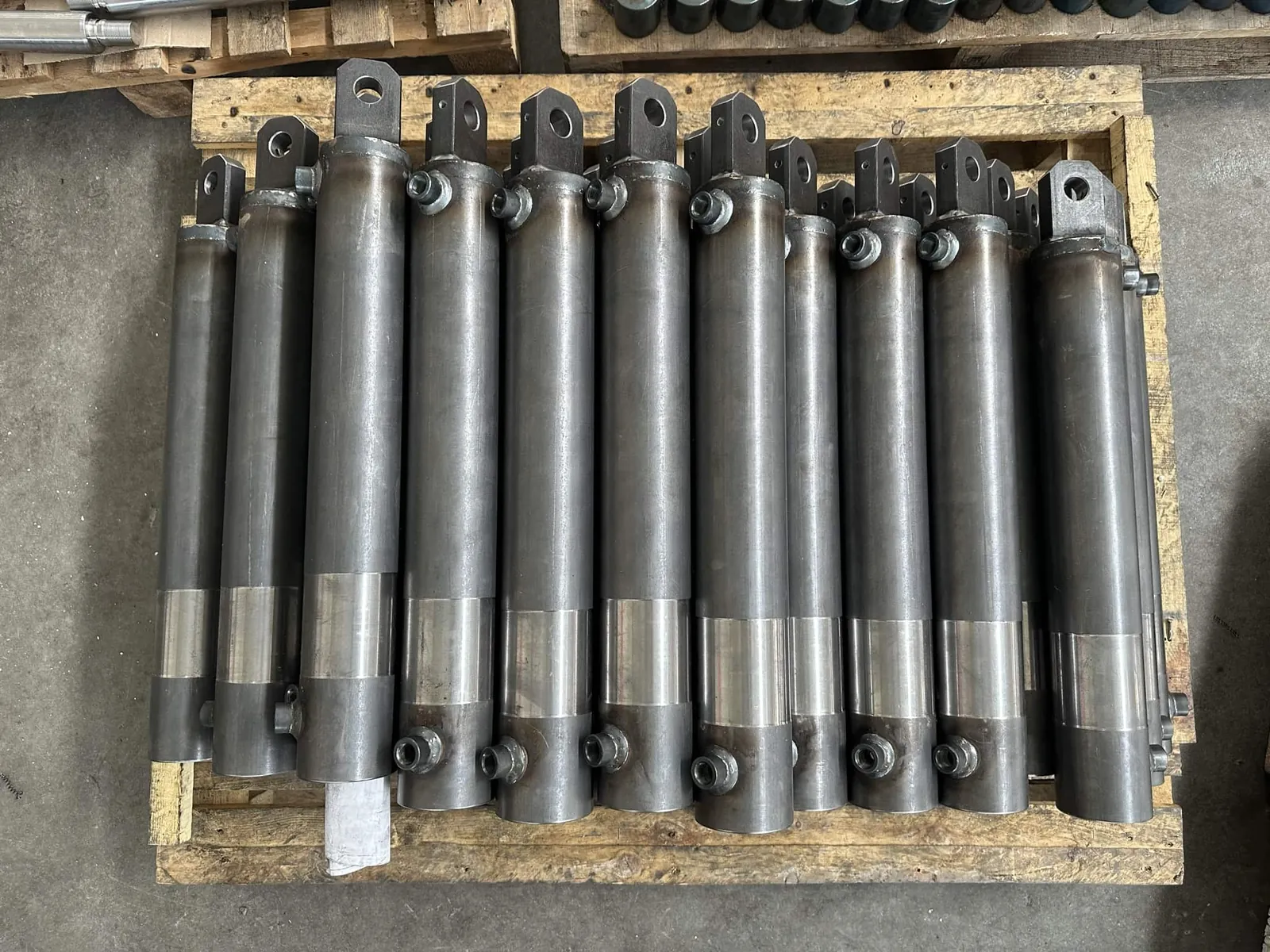 Cylinder tubes with mounting eyes on a pallet