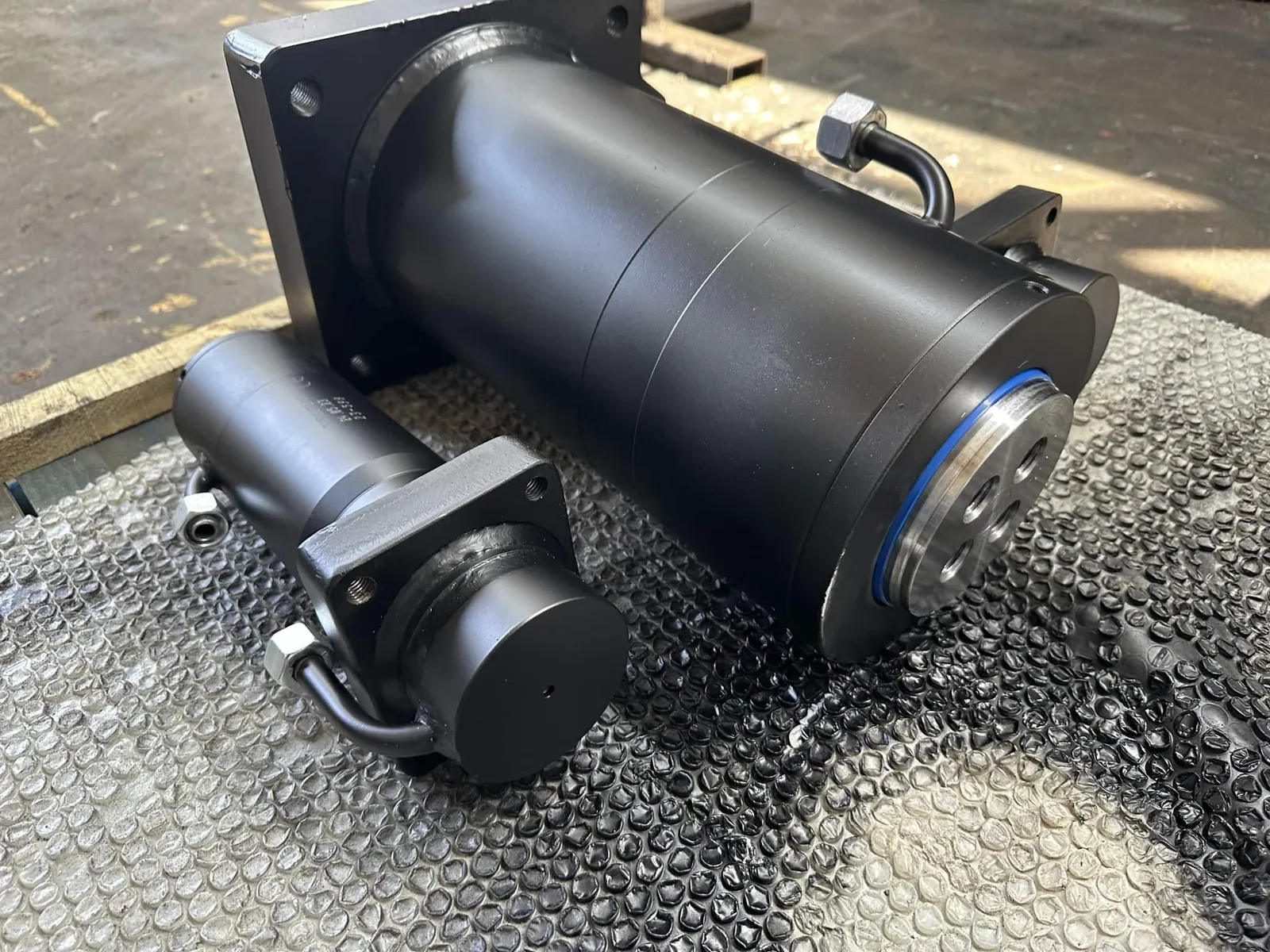 Finished flange-mounted hydraulic cylinders