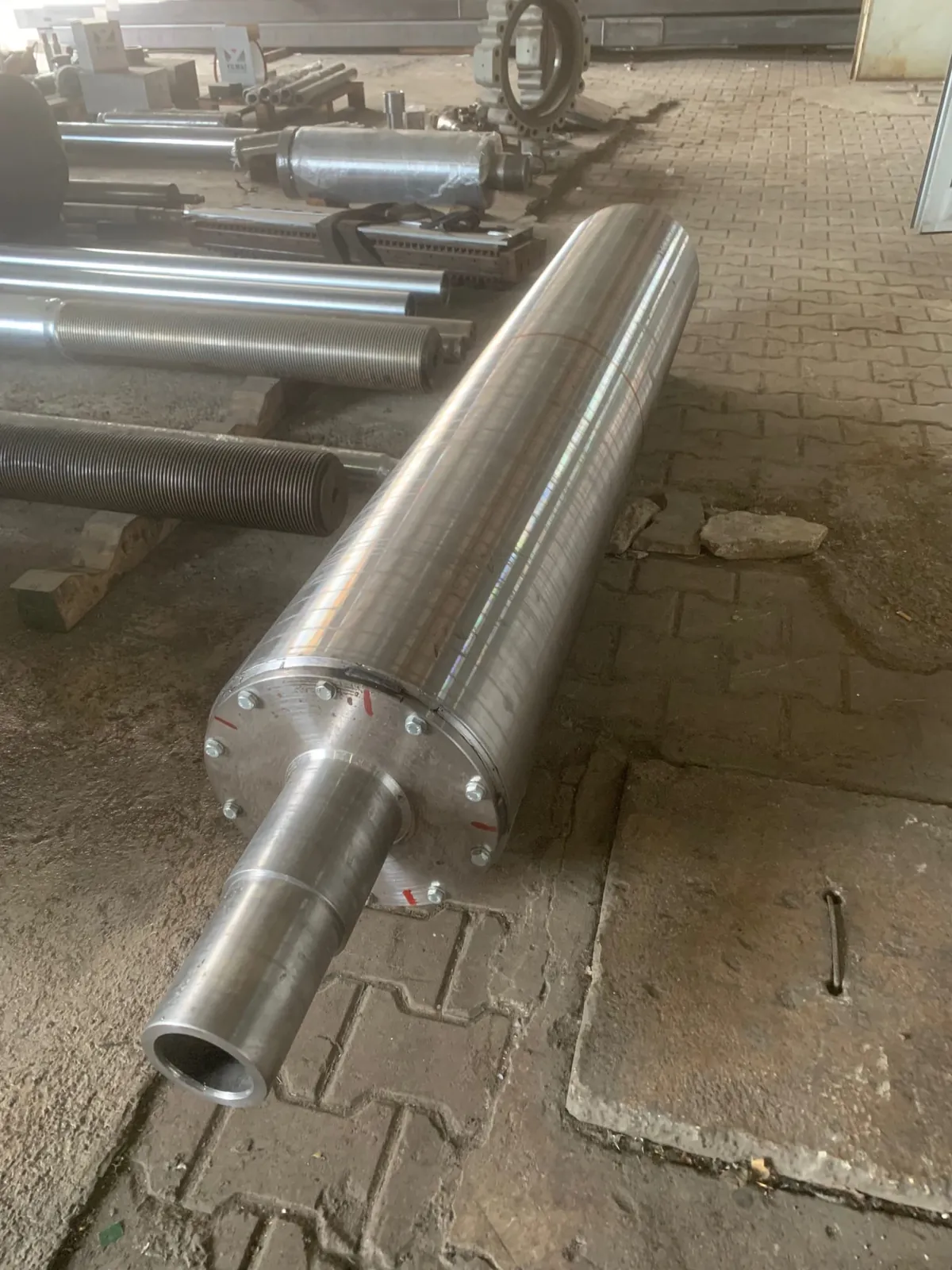Flanged steel process roll with bolted end disc and shaft