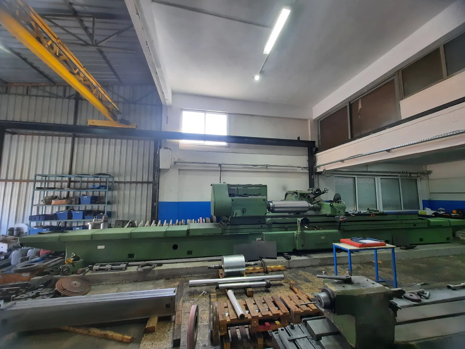 Grinding department with long-bed cylindrical grinders
