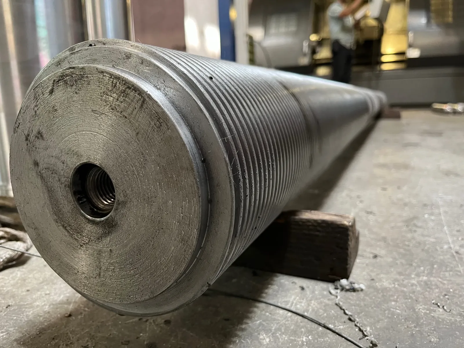 Long grooved industrial roll with machined surface