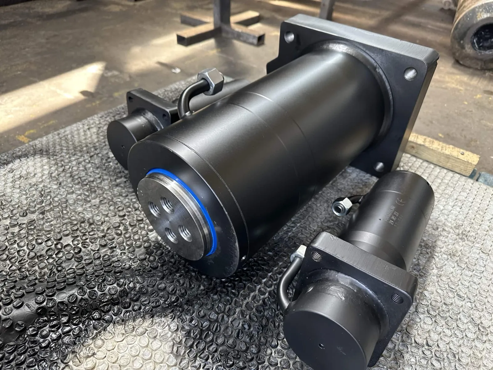 Heavy flange-mounted hydraulic cylinders