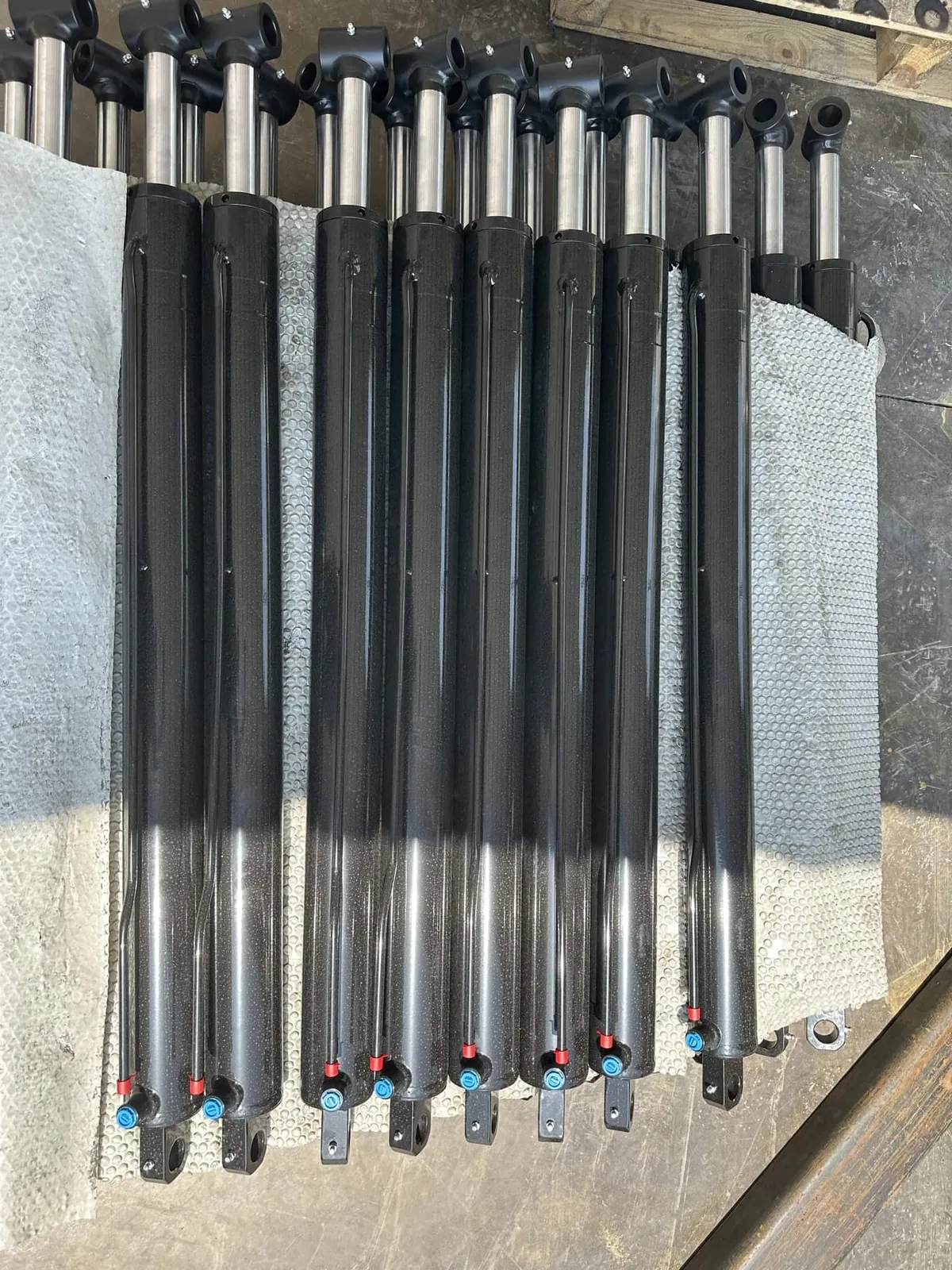 Hydraulic cylinders with chrome piston rods in a batch