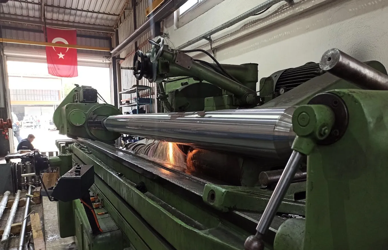 Long roll ground on a long-bed cylindrical grinder
