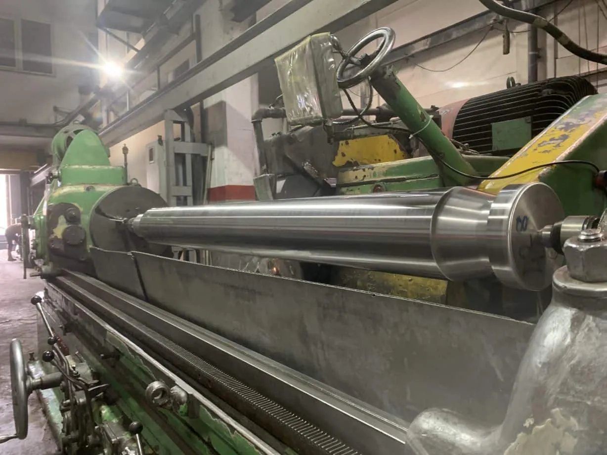 Long roll shaft turned on a long-bed lathe