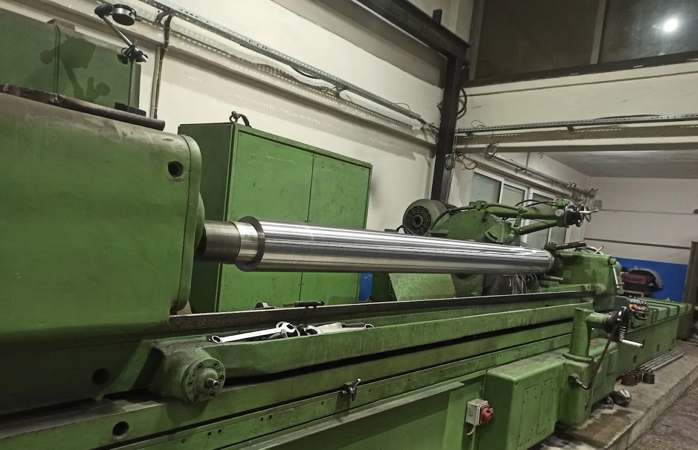 Long shaft on a cylindrical grinding machine