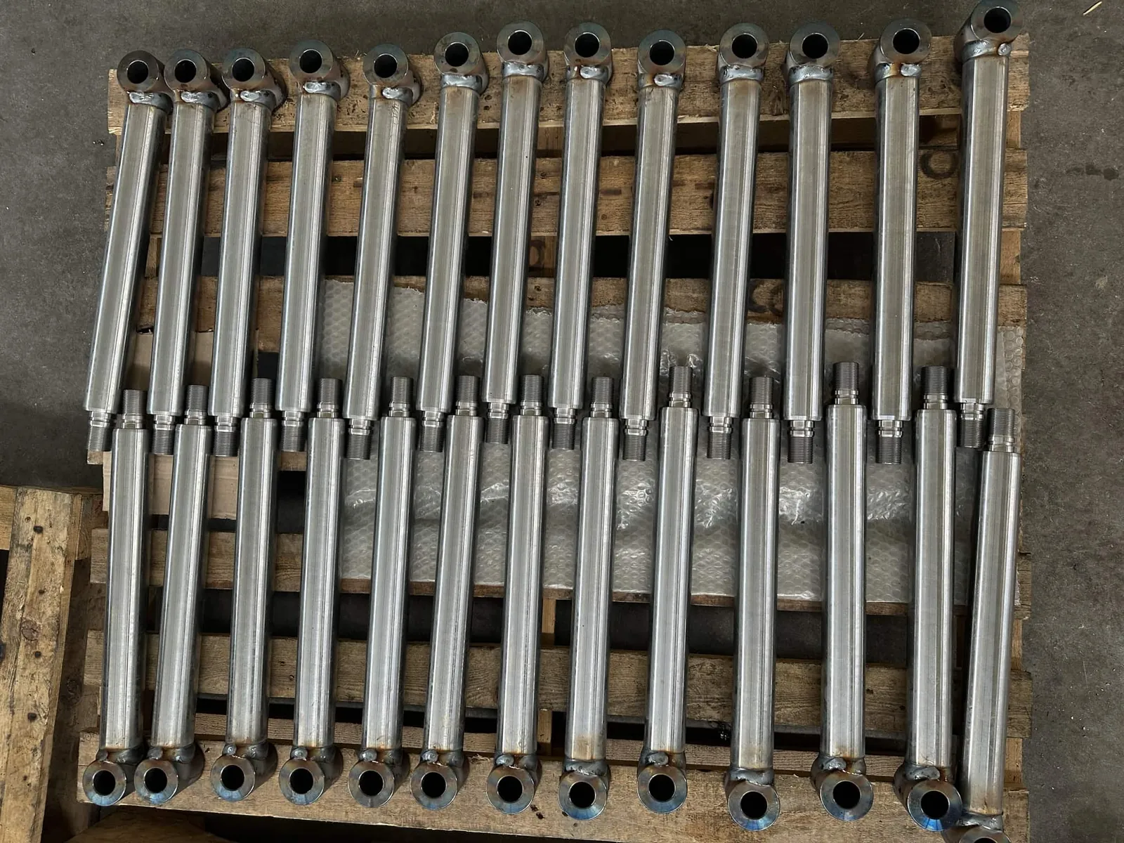 Piston rods with rod eyes made in series
