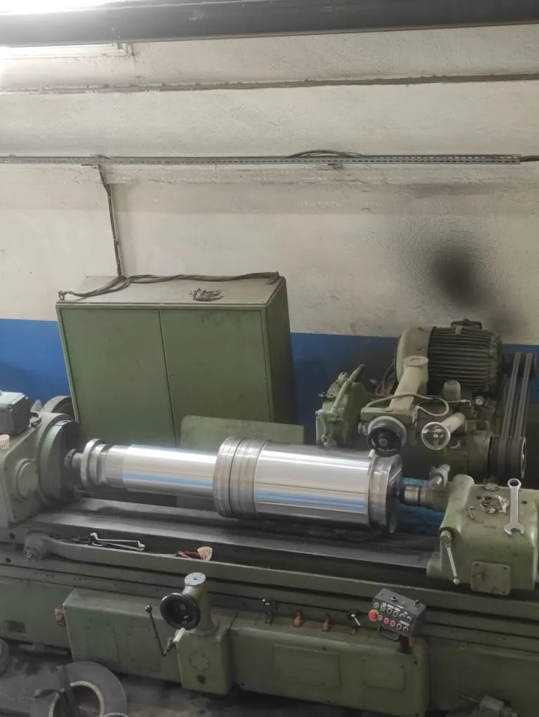 Roller with journals on a grinding machine